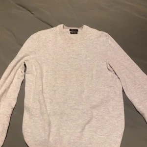 Massimo Dutti tröja  - En superfin stickad tröja ifrån massimo dutti. Storlek M men skulle säga att den är mer S. 
