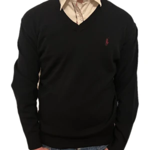 Ralph lauren tröja - Grabben på bilden är 177cm  Otroligt skön raffe sweatshirt att ha över tex skjorta. Vid ytterligare frågor eller funderingar är det bara att skriva.