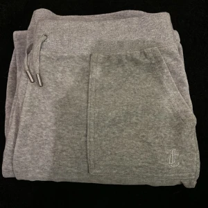 Juicy couture byxor  - Gråa juicy mjukisbyxor i storlek L,  Använt sparsamt men finns ett litet litet hål i fickan men det syns inte och man tänker inte på det när har dem på sig. Säljer pga att jag ej har användning för dem längre och blivit för stora 🩷