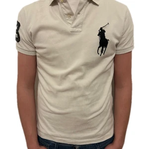 Ralph lauren pike - Grabben på bilden är 177cm. Sjukt skön o stilren pike från ralphlauren. Vid ytterligare frågor eller funderingar är det bara att skriva.