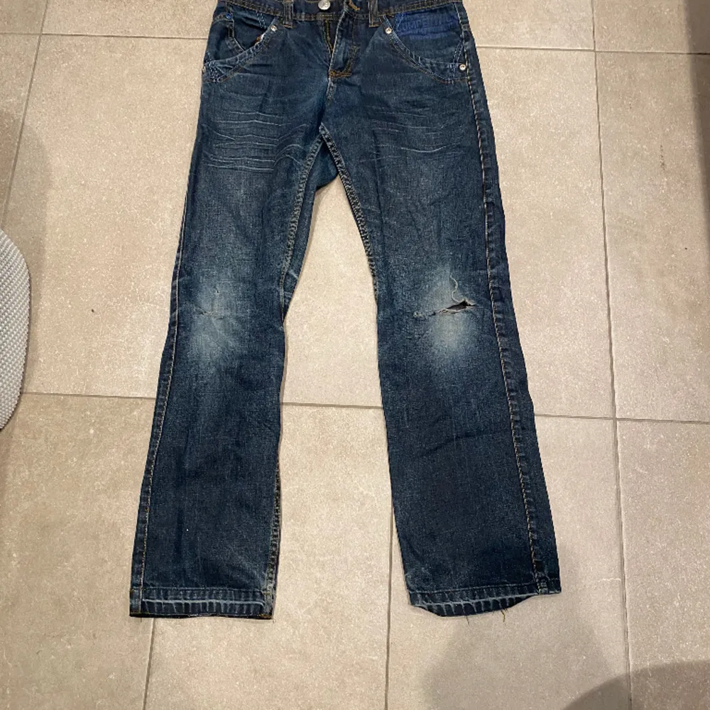 Säljer dessa jättefina jeans från Kappahl i storlek 164 men passar mig som bär s och är 170cm lång. . Jeans & Byxor.