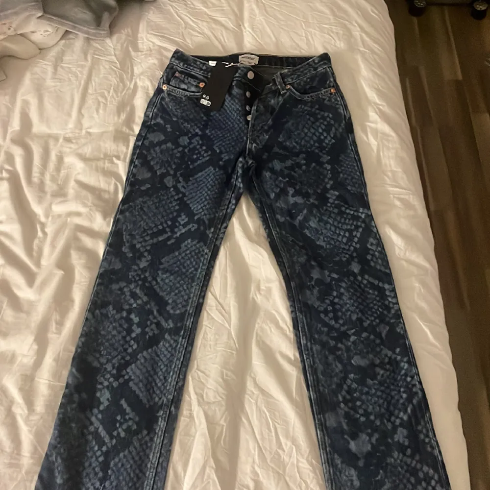 Ett par schyssta weekday jeans med ormmönster🥰Aldrig använda då de inte passade. De är i storlek 26. Köpta för 570kr säljer därför för 400kr, men bus kan diskuteras☺️. Jeans & Byxor.