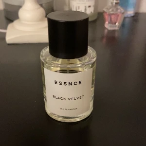 Black velvet parfym  - Säljer min nästan helt oanvända black velvet parfym från Essnce. Den är en dupe på YSL black opium🩷Läs mer om doften på Essnce hemsida där det står exakt vilka dofter den innehåller. 50 ml