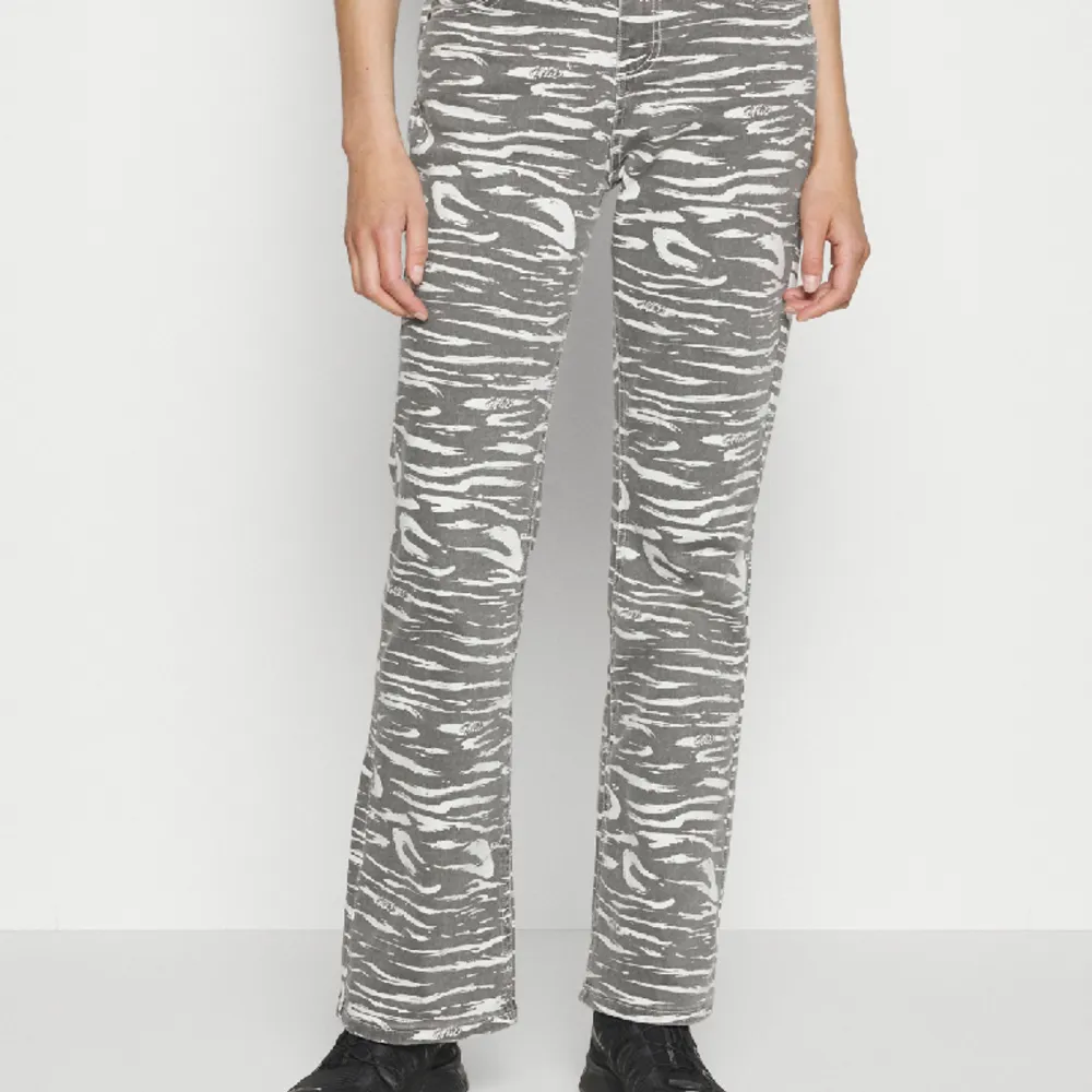 Säljer mina as coola zebra jeans köpta på zalando❤️‍🔥 Använt 1 gång så bra skick. Jeans & Byxor.