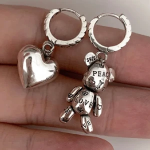 Örhängen nalle björn hjärta hoops - Helt nya hoops örhängen ett hjärta och andra är en nallebjörn som kan röra sig!  Urläckra och är silver stämplade S925 Mitt pris 120kr då ingår frimärke och den söta lilla plastbehållaren. Har man fler hål så passa på köpa fler så två par för 200kr