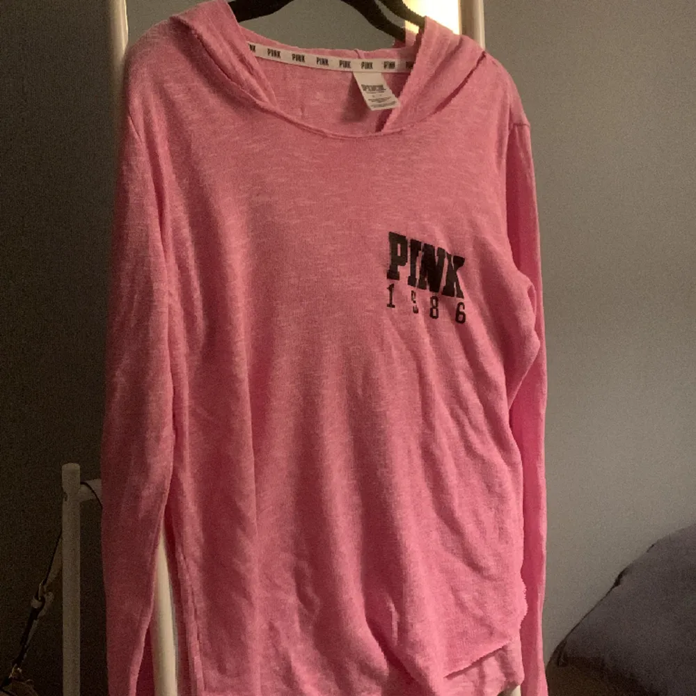 Fin tröja från märket pink (victoria secret) har två små hål i främre armen. Storlek S. T-shirts.