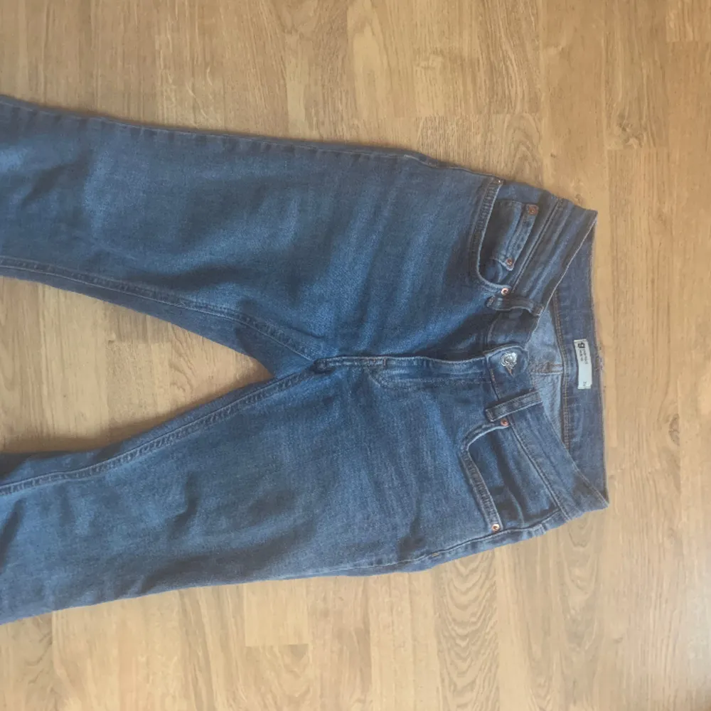 Säljer dessa super fina lågmidjade booutcut jeansen från Gina. Jeansen är i stolek 34💗. Jeans & Byxor.