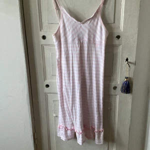 Gullig klänning ifrån Gant - En gullig klänning/ nattlinne ifrån Gant. I bra skick. Skjortan ingår inte.🫶 I  storleken 158-164 cm. Men skulle även säga att den passar XS.🩷 Kolla gärna mina andra annonser :)