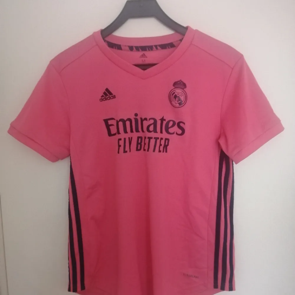 En rosa real Madrid tröja i storlek medium. Skick 10/10 använd 1 gång. . T-shirts.