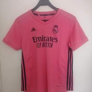 En rosa real Madrid tröja i storlek medium. Skick 10/10 använd 1 gång. 