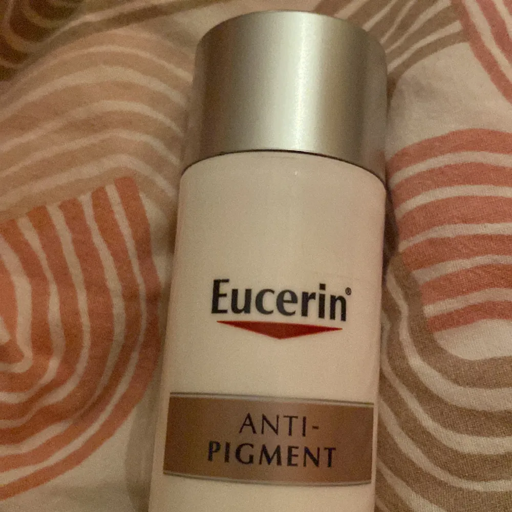 Har Eucerin Anti-Pigment Day Cream är en dagkräm som kan bidra till att reducera pigmentering och förebygga uppkomsten av pigmentfläckar. Berikad med SPF 30 och UVA-skydd. Använd några få gånger. Passar alla hudtyper. Nyköp 225 kr, säljer för 100 kr💋. Övrigt.