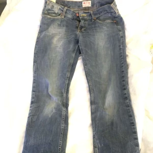 Lågmidjade jeans  - Köpt second hand, aldrig kommit till användning. Midjemått 43 cm och innerbensläng 78 cm. Bara o skriva vid frågor! 