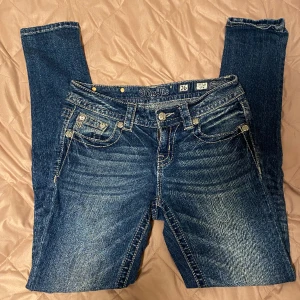 Miss Me jeans - Säljer nu mina assnygga MissMe jeans köpta här på Plick för ett tag sedan.  Midjemått (mätt rätt över): 36cm Innerbenslängd: 78cm