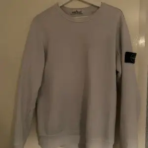 Hej! Säljer nu min superfina Stone island crewneck som är strl M. Den är i skick 9,5/10 då det inte finns några defekter över huvud taget. Kom med bud då priset är är hugget i sten. Nypris över 2500kr