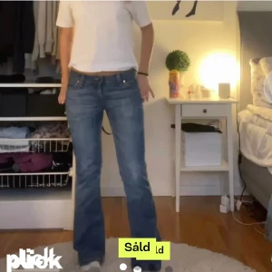 Low waist Levi’s jeans - Superfina jeans som jag säljer vidare pga av att de inte passade. Jättebra skick men skulle själv säga att de är lite små i storleken. Lånade bilder