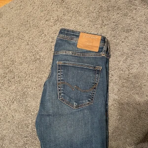 Jack & Jones jeans  - Hej! Säljer nu mina Jack & Jones jeans i färgen blå då de är för små. Storlek W31 L34. Skick 7-8/10. De enda defkterna är att de är lite slitna vid loggan på baksidan! Modellen är Slim Glenn! Hör gärna av er om frågor, mer bilder osv!