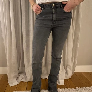 Gråa zara jeans  - Zara jeans med slits!❤️❤️