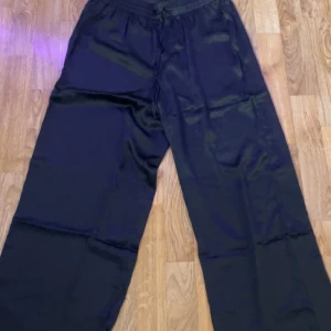 Pyjamasbyxor - Svarta satin byxor i storlek M men passar mig hyfsat bra i midjan som har storlek S dock väldigt långa i längden! Helt nya med lappen kvar enbart testat en gång, säljer pågrund av köpte fel storlek och har inte kvitto kvar. 