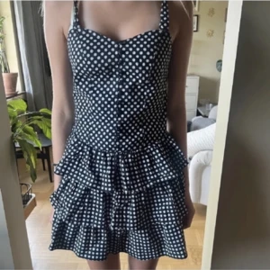 Volangklänning! - Supercool klänning!! Säljer då den är för kort på mig 😓 (första bilden är min!)