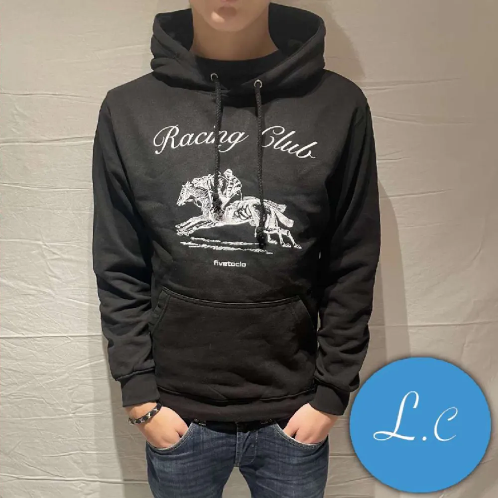 Hoodie från fivetocolo med ett skönt tryck på | storlek:xs | pris: 599kr | hör av er privat vid frågor. . Tröjor & Koftor.