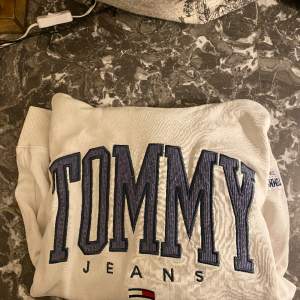 Denna fina Tommy hilfiger hoodie är i nyskick då jag inte använt den utan bara provat❣️ Kontakta mig vid frågor❤️
