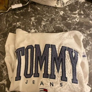 Tommy Hilfiger Hoodie med två olika armar - Denna fina Tommy hilfiger hoodie är i nyskick då jag inte använt den utan bara provat❣️ Kontakta mig vid frågor❤️
