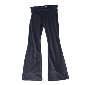 lågmidjade yogabyxor - lågmidjade ”folderover” yogabyxor från H&M! gråa/mörkgråa och stretchiga❣️