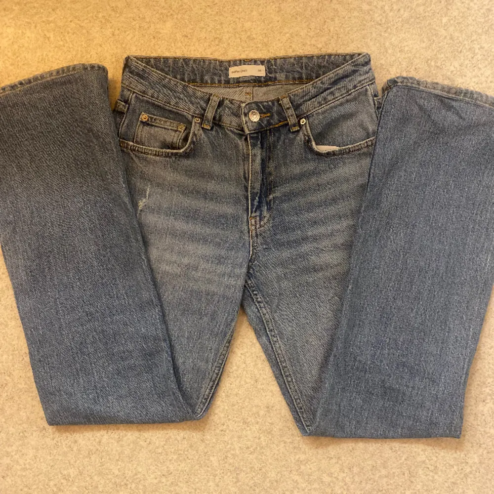 Flare jeans ifrån Gina tricot med ett hål, använda ett fåtal gånger och i bra skick 💗 Säljer pga att de ej kommer till användning💗 Går inte att få tag på längre då de inte säljs längre 💗Skriv privat för bättre bilder och mått💗 Pris kan diskuteras 💗. Jeans & Byxor.