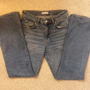 Flare jeans ifrån Gina tricot med ett hål, använda ett fåtal gånger och i bra skick 💗 Säljer pga att de ej kommer till användning💗 Går inte att få tag på längre då de inte säljs längre 💗Skriv privat för bättre bilder och mått💗 Pris kan diskuteras 💗