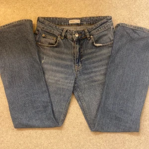 Jeans - Flare jeans ifrån Gina tricot med ett hål, använda ett fåtal gånger och i bra skick 💗 Säljer pga att de ej kommer till användning💗 Går inte att få tag på längre då de inte säljs längre 💗Skriv privat för bättre bilder och mått💗 Pris kan diskuteras 💗