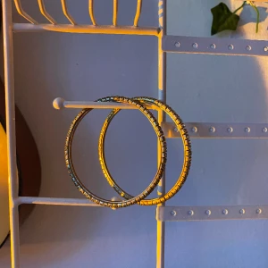 Guldarmband - Fina guldarmband med diamantstenar💛