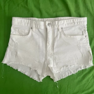 Jeansshorts  - Vita jeansshorts från H&M i storlek 36 med passar 38. Aldrig använda.   Pris kan diskuteras. Köparen står för frakten. 