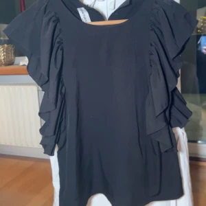 Howtokissafrog blus  - Söt blus från Howtokissafrog🖤I princip oanvänd, fint skick  Storlek:16y/o Nypris:400kr Säljer:150kr Pris kan diskuteras🌟