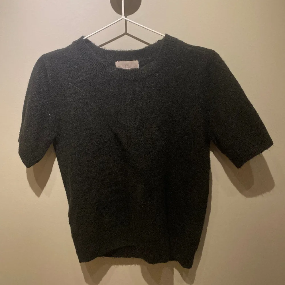 En svart stickad tröja från hm. Säljer då den inte kommer till användning tyvärr.💞💞. T-shirts.