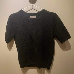 En svart stickad tröja från hm. Säljer då den inte kommer till användning tyvärr.💞💞