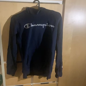 Champion hoodie  - Mörkblå champion hoodie utan några defekter och använd 1-3 gånger. Går att förhandla priset.