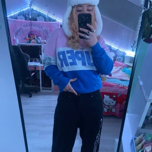 SUPERDRY 3COLOR SWEATSHIRT - Trefärgad sweatshirt från SUPERDRY med 3D och glittrigt tryck. Storlek XS men den är oversized så den passar nog S-M bra också.