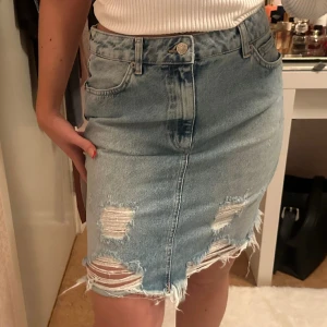 Jeanskjol - Jeanskjol från NA-KD, aldrig använd storlek 36