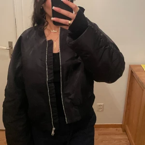 höstjacka  - jätte cool bomberjacka med vida armar. köpt från gina & är använd 1 gg. passar t både hösten o vintern. storlek XL så den sitter lite oversized. passar perfekt med lite större byxor typ parachute pants. den kommer bara inte till användning🩷