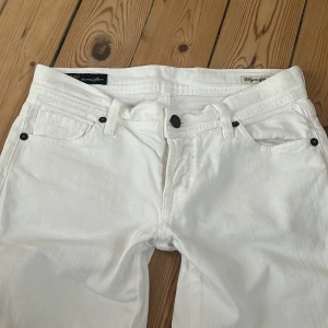 Low waist flaire jeans - Säljer dessa jättefina vita jeansen, dem är lågmidjade och har bara används en gång då jag köpte dem för att ha på midsommar. Finns inte att köpa längre men köpta för över 2000.Material är 98% bomull. Skriv gärna om ni vill ha fler bilder eller se dom på💗