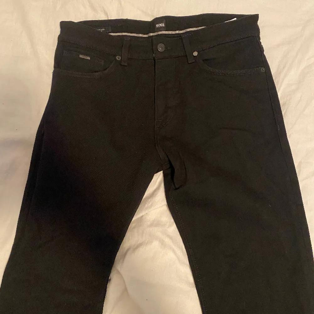 Säljer mina jeans då jag köpte dem förstora. Aldrig använda och har storleken 31/36. Org pris ca 700kr  Köparen står för frakt!. Jeans & Byxor.