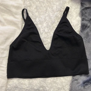 Träningstopp - Topp från HM i ribbat träningsmaterial, mycket sparsamt använd och i väldigt bra skick!