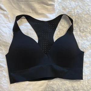 AIMIN Topp - Lite vadderade kupor och supermjukt träningsmaterial i ryggen 🦋 Endast använd en eller ett par gånger men den är tyvärr lite liten på mig. Är i nyckick 💕