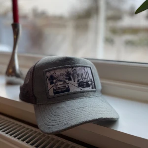 Emilio pendenza keps - En fräsch velvet keps med en liten defekt på spännet då en av fästena gått av därför priset men annars otroligt fräsch