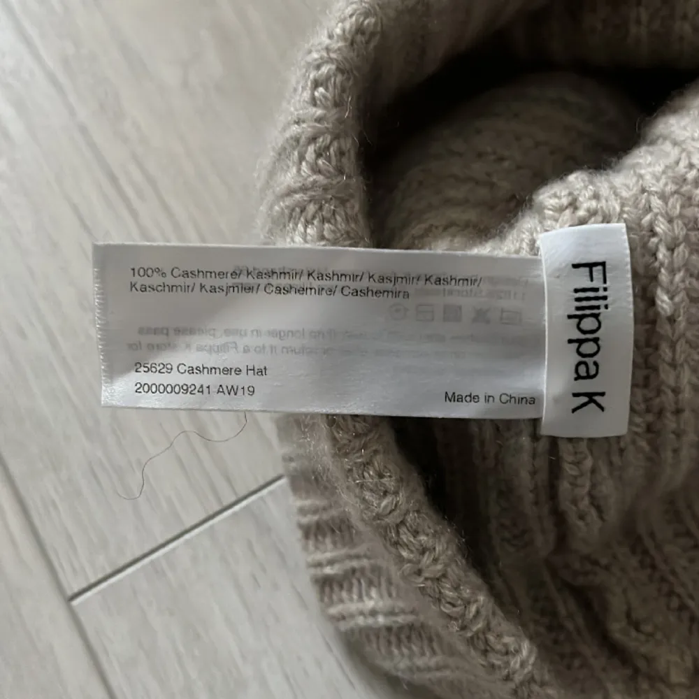 Snygg o varm beige mössa från Filippa K i 100% Cashmere i topp skick. Nypris 900 kr, har varit sparsamt använd 🤎 dm vid fler frågor!. Övrigt.