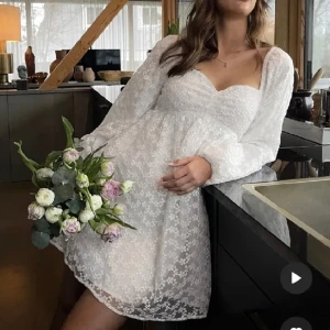 NAKD klänning - Säljer nu min studentklänning från 2023 men då jag köpte en annan är den helt ny och oanvänd! Kontakta mig vid frågor!💕