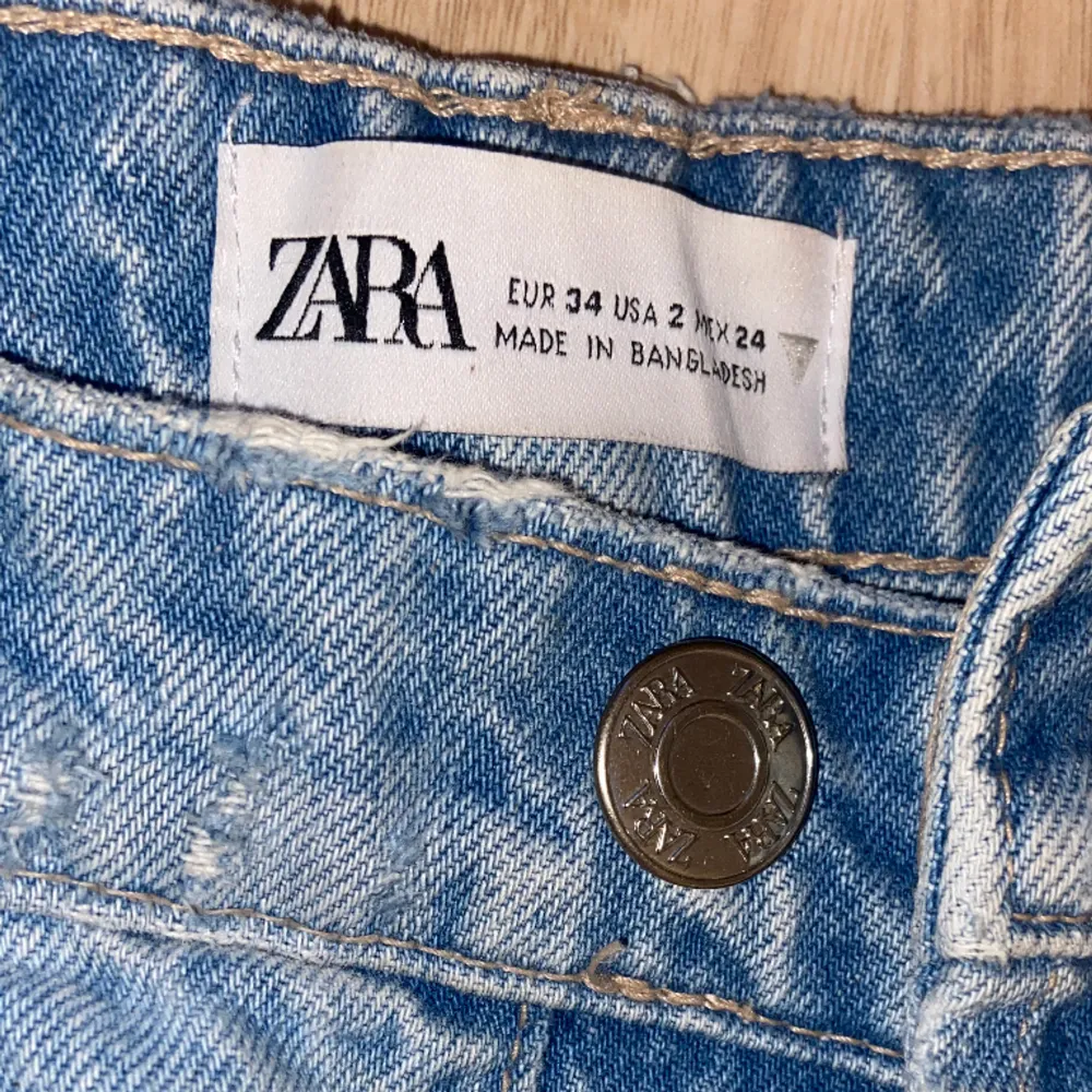 Säljer mina zara jeans som tyvärr är för små för mig. Dom är i storlek 34 och är köpt för 399kr  Pris kan diskuteras 🦋💙. Jeans & Byxor.