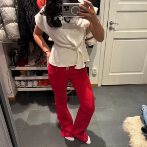 Röda jeans  - Coola röda jeans med låg midja, perfekt till skola eller fest💓
