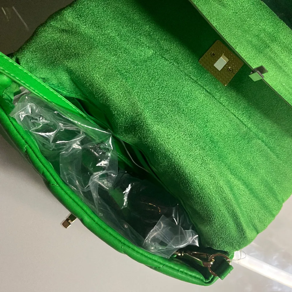 En grön väska som både kan användas som handväska samt axelväska. Band ingår! Otroligt fin nyans utav grön. Väskan rymmer väldigt mycket🥰. Väskor.