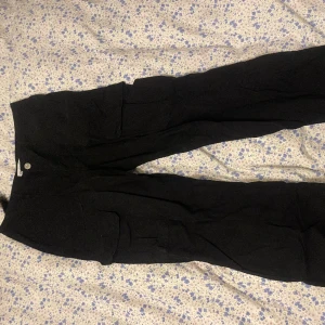 Svarta lowwaisted cargos  - Köpt på zara nyligen men har inte kommit till användning 🎀 De är lowwaist och långa i benen 🩷 har diverse fickor i bak, fram och på benen. Fint skick och inga defekter! Dm vid intresse/frågor!🩷🎀